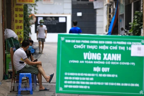 Một số khu vực của phường Văn Chương đã trở thành "Vùng xanh", người dân có thể ra ngoài hít thở không khí sau nhiều ngày cách ly nhưng vẫn phải tuân thủ nghiêm khuyến cáo 5K (Ảnh: Thành Đạt/TTXVN)