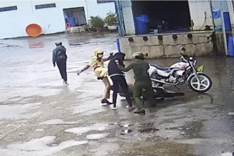 Cảnh sát có hành vi bạo lực với thanh niên vi phạm giao thông (Ảnh cắt từ video)