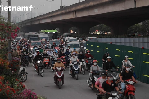 Việc chắn đường Nguyễn Xiển để thi công đã tạo nút thắt cổ chai khiến giao thông qua đây gặp nhiều khó khăn
