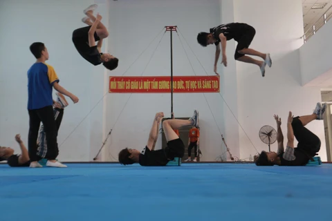 Học sinh tại trường Trung cấp Nghệ thuật Xiếc và Tạp kỹ Việt Nam đang luyện tập động tác biểu diễn.