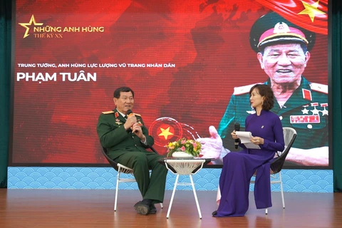 Học sinh giao lưu, trò chuyện cùng Trung tướng, Anh hùng LLVTND Phạm Tuân.