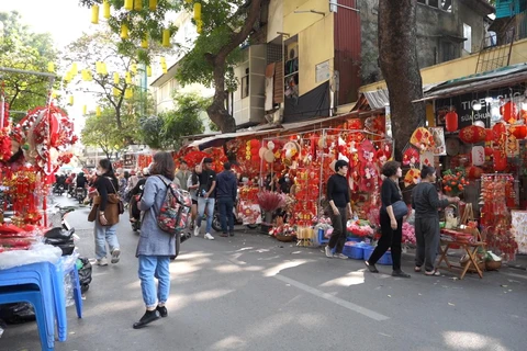 Người dân đi chợ xuân tại quận Hoàn Kiếm, thành phố Hà Nội.