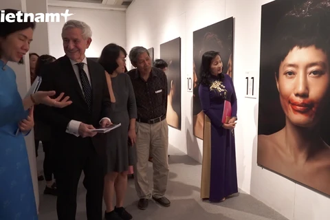 Người dân tham quan triển lãm ảnh nghệ thuật “Lily, đi trong những giấc mộng của nàng” tại Bảo tàng Phụ nữ Việt Nam.