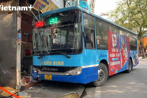 Xe buýt lao vào nhà dân ở số 341 Đội Cấn, quận Ba Đình, thành phố Hà Nội khiến 2 người bị thương nặng.