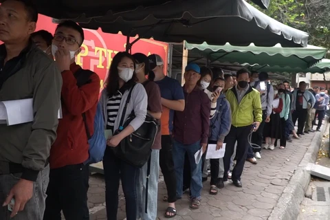 Người dân xếp hàng lấy số làm thủ tục xác minh lý lịch tư pháp tại Sở Tư pháp Hà Nội vào ngày 7/4. (Ảnh: Hoàng Đạt/Vietnam+)