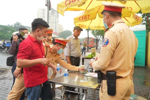 Lực lượng chức năng kiểm tra ma tuý lái xe khách đường dài tại Hà Nội.