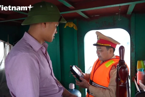 Đội Cảnh sát giao thông đường thuỷ số 1, Phòng cảnh sát giao thông Công an thành phố Hà Nội đo nồng độ cồn lái tàu trên sông Hồng.