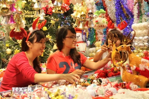 [Photo] Thị trường mặt hàng giáng sinh nhộn nhịp trước ngày lễ