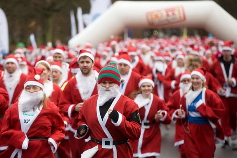 [Photo] Độc đáo cuộc thi chạy của các ông già Noel khắp thế giới