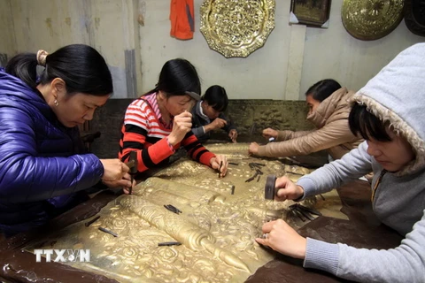 [Photo] Vui tai nghe tiếng gõ khi về thăm làng nghề chạm bạc Đồng Xâm