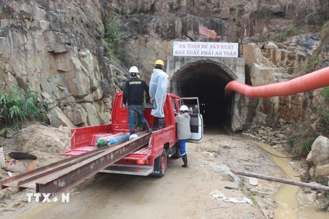 [Photo] Tập trung cứu hộ công nhân trong vụ sập hầm ở Lâm Đồng