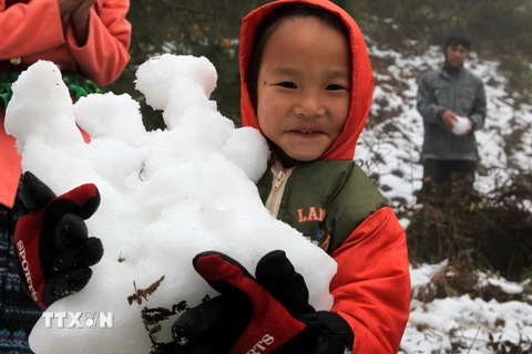 [Photo] Trẻ em ở Y Tý hồn nhiên đùa nghịch dưới tuyết lạnh