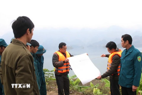 [Photo] Nỗ lực tìm kiếm người mất tích trong vụ lật thuyền ở sông Đà