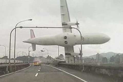 [Photo] Cảnh máy bay Đài Loan va quệt trên cao tốc rồi lao sông