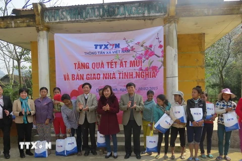 [Photo] TTXVN trao tặng nhà tình nghĩa và quà tết cho đồng bào dân tộc