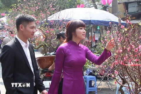 [Photo] Người Hà Nội tìm lại Tết xưa ở chợ hoa Hàng Lược