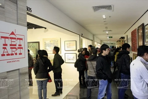 Hà Nội: "Ngược đời" đi chợ tranh tết mua tác phẩm đương đại