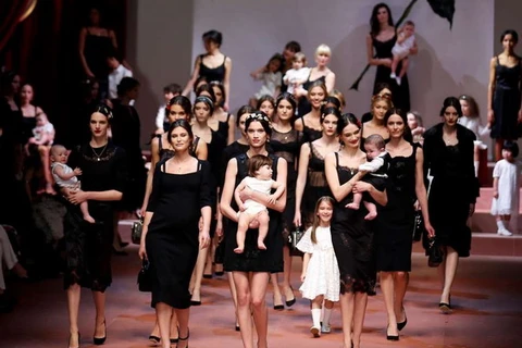 Dolce & Gabbana giới thiệu bộ sưu tập dành riêng cho các bà mẹ
