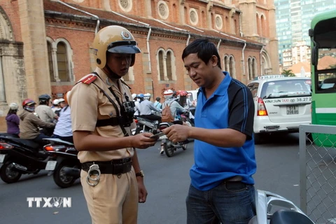 [Photo] Cảnh sát giao thông gắn camera phục vụ công tác tuần tra