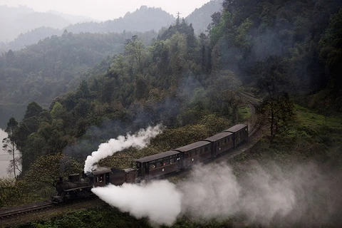 [Photo] "Du hành quá khứ" với tàu hơi nước cổ nhất Trung Quốc 