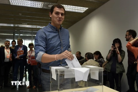 Cử tri Tây Ban Nha bỏ phiếu tại một địa điểm bầu cử ở Barcelona. (Nguồn: AFP/TTXVN) 