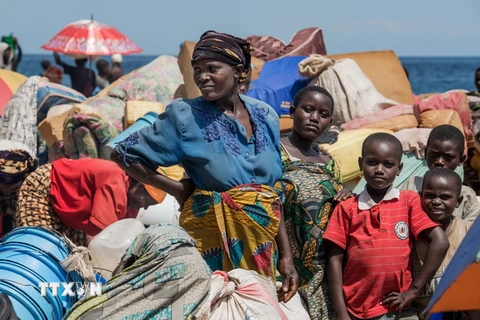 Người tị nạn Burundi sống trong các lều trại bên hồ Tanganyika ngày 21/5. (Nguồn: AFP/TTXVN)