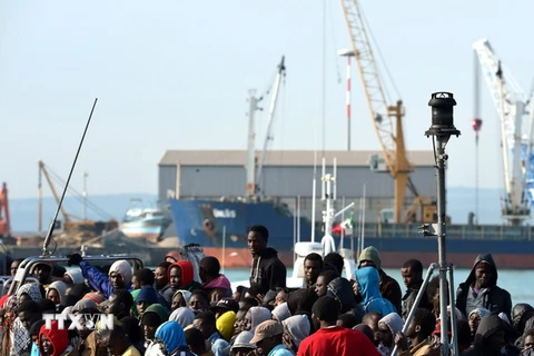 Những người di cư sau khi được hải quân Italy cứu và đưa về cảng Sicili. (Nguồn: AFP/TTXVN)