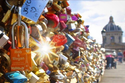 Thành phố Paris sẽ khởi động chiến dịch gỡ bỏ các ổ khóa tình yêu trên cây cầu đi bộ nổi tiếng Ponts des Arts. (Nguồn: CNN)