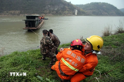 Lực lượng cứu hộ tìm kiếm các nạn nhân tại hiện trường vụ chìm tàu. (Nguồn: THX/TTXVN)