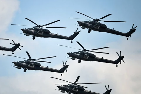Đội máy bay nhào lộn đang điều khiển những chiếc trực thăng Mi-28 trong cuộc thi Aviadarts-2015. (Nguồn: Sputniknews)