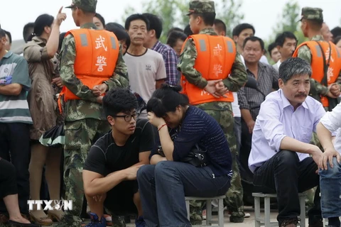 Thân nhân của những hành khách trong vụ chìm tàu chờ tin người thân. (Nguồn: AFP/TTXVN) 