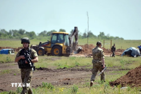 Binh sỹ Ukraine đào hào tại khu vực xung đột gần Artemivsk (vùng Donetsk), nơi chính quyền Kiev nắm quyền kiểm soát ngày 26/5. (Nguồn: AFP/TTXVN)