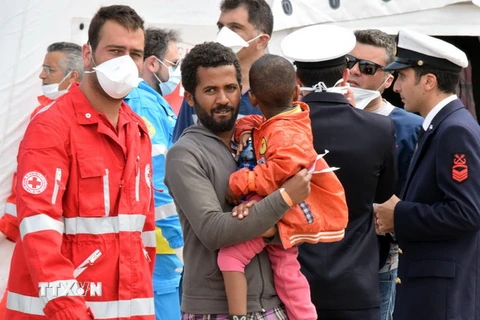 Người di cư được đưa tới cảng Messina sau khi được cứu sống ngoài khơi bờ biển Sicily. (Nguồn: AFP/TTXVN) 