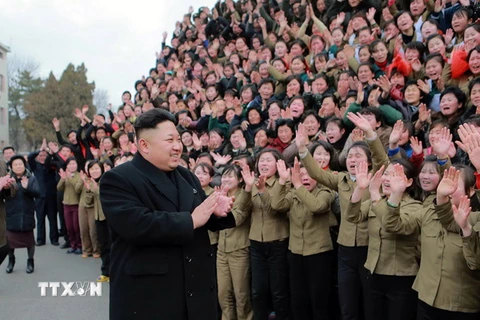 Nhà lãnh đạo Triều Tiên Kim Jong-Un (giữa) thăm Nhà máy Dệt Kim Jong-Suk ở thủ đô Bình Nhưỡng. (Nguồn: AFP/TTXVN)