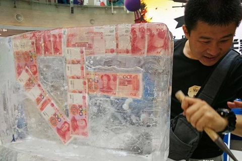 Sự kiện được tài trợ bởi một công ty sổ xố, trong đó, người chơi sẽ phải phá băng để nhận tiền thưởng. (Nguồn: CCTVNews)