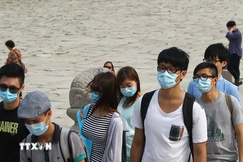 Khách du lịch tại thủ đô Seoul, Hàn Quốc đeo khẩu trang để phòng tránh lây nhiễm MERS ngày 8/6. (Nguồn: THX/TTXVN)