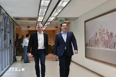 Thủ tướng Hy Lạp Alexis Tsipras (phải) và Bộ trưởng Tài chính Hy Lạp Yianis Varoufakis (trái) tại cuộc gặp ở Athens ngày 27/5. (Nguồn: AFP/TTXVN)