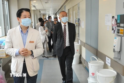 Kiểm tra công tác phòng chống MERS tại một trong các cơ sở y tế điều trị MERS ở thủ đô Seoul ngày 10/6. (Nguồn: THX/TTXVN)