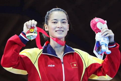 Vận động viên Lê Thị Bằng vui mừng với chiếc Huy chương Vàng. (Ảnh: Quốc Khánh/TTXVN)