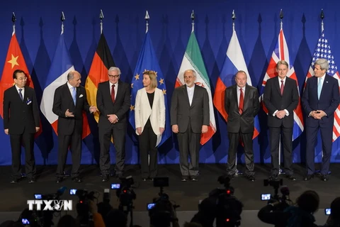 Đại diện các bên đàm phán P5+1 và Iran chụp ảnh chung trước một cuộc họp tại Lausanne, Thụy Sĩ ngày 2/4. (Nguồn: AFP/TTXVN) 