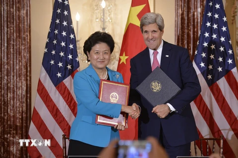 Ảnh minh họa. Phó Thủ tướng Trung Quốc Lưu Diên Đông (trái) và Ngoại trưởng Mỹ John Kerry (phải). (Nguồn: THX/TTXVN)