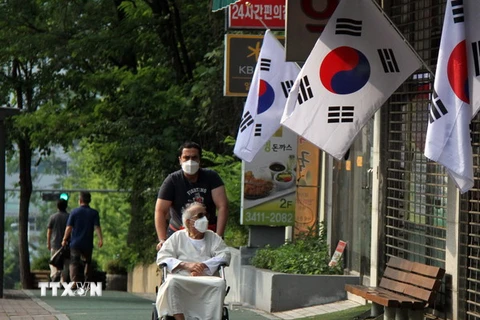 Người dân tại Seoul đeo khẩu trang phòng MERS. (Nguồn: THX/TTXVN) 