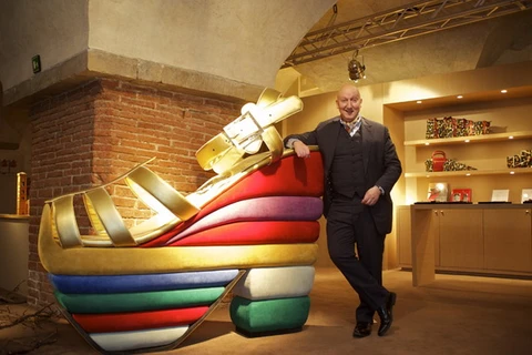 Nhà thiết kế mũ nổi tiếng Stephen Jones bên cạnh mô hình mẫu giày Rainbow trong triển lãm 'Inspiration and Vision' ở Bảo tàng Salvatore Ferragamo, Florence