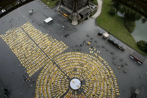 Buổi tập yoga trong Ngày Yoga quốc tế được tổ chức bên dưới tháp Eiffel ở Paris, Pháp. (Nguồn: Sputniknews)