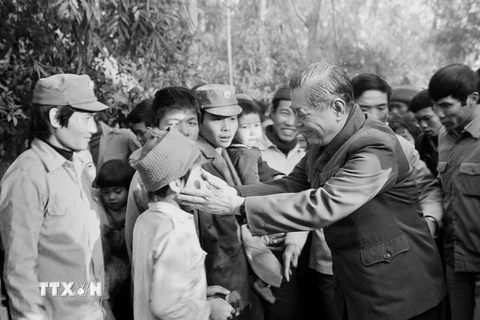 Tổng Bí thư Nguyễn Văn Linh thăm, chúc Tết cán bộ, xã viên xã Giai Phạm, huyện Mỹ Văn, tỉnh Hải Hưng. (Ảnh: Xuân Lâm/TTXVN) 