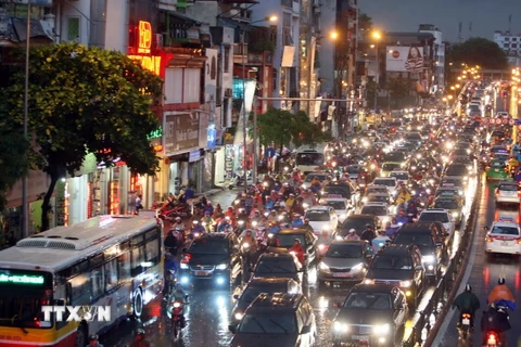 Đường Tây Sơn, Hà Nội bị tắc trong nhiều giờ do mưa lớn. (Ảnh: Phạm Kiên/TTXVN) 