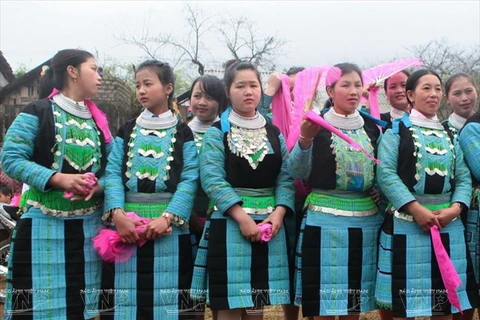 Người Mông xanh thường đeo những bộ trang sức cầu kỳ và độc đáo trong các dịp lễ hội, các dịp vui của bản làng. (Ảnh: Thông Thiện/Báo ảnh Việt Nam)