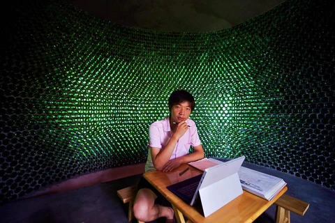 Một chàng trai ở Trùng Khánh đã xây nhà bằng 8.500 chai bia. (Nguồn: CCTVNews)