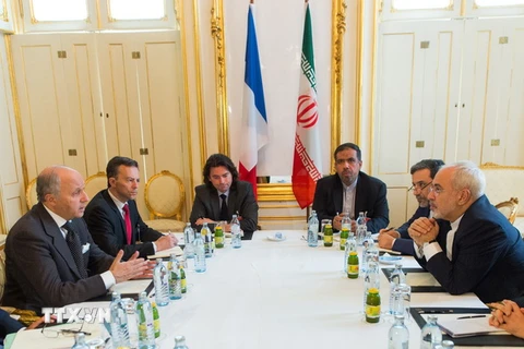Ngoại trưởng Pháp Laurent Fabius (trái) và Ngoại trưởng Iran Mohammad Javad Zarif (phải) tại vòng đàm phán ở Vienna ngày 27/6. (Nguồn: AFP/TTXVN) 