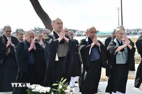 Các nhà sư Nhật Bản cầu nguyện cho nạn nhân động đất, sóng thần tại đài tưởng niệm ở Suma thuộc tỉnh Fukushima ngày 11/3. (Nguồn: AFP/TTXVN) 